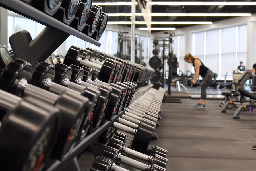 Man doing pushups in a dark gym